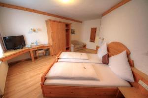 a bedroom with a large bed in a room at Hotel Kuchalber Hof in Donzdorf