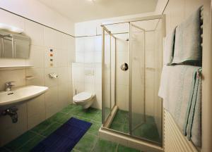Ett badrum på Gästehaus Mrak