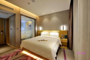 Ліжко або ліжка в номері Lavande Hotel Shanghai Jiading Xincheng Stadium Branch