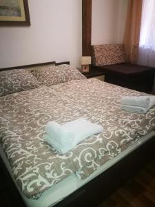 Un pat sau paturi într-o cameră la Rooms Aračić