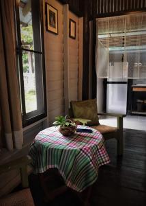 Habitación con mesa, silla y ventana en Bannamhoo Bungalows en Pai
