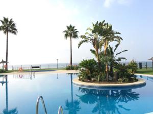 The swimming pool at or close to MI CAPRICHO 2F BEACHFRONT- Apartment with sea view - Costa del Sol