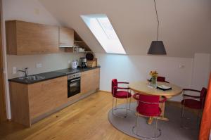 A kitchen or kitchenette at FeWo Sonnenschein