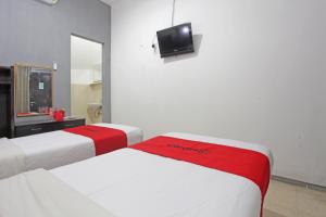 Postel nebo postele na pokoji v ubytování RedDoorz @ Soekarno Hatta 2