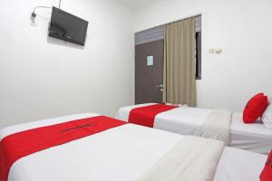 Postel nebo postele na pokoji v ubytování RedDoorz @ Soekarno Hatta 2