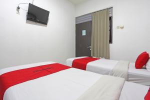 Postel nebo postele na pokoji v ubytování RedDoorz @ Soekarno Hatta 2