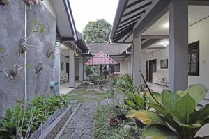 Zahrada ubytování RedDoorz @ Soekarno Hatta 2