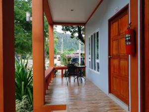 una puerta abierta al porche de una casa en Tamarind Lanta Resort en Ko Lanta