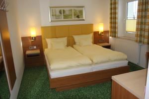 Postel nebo postele na pokoji v ubytování Hotel Sonnenhof