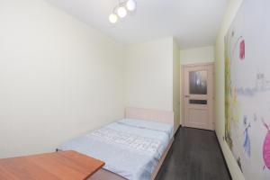 ノヴォシビルスクにあるNSK-Kvartirka, Gorskiy Apartment 10の小さなベッドルーム(ベッド1台、テーブル付)