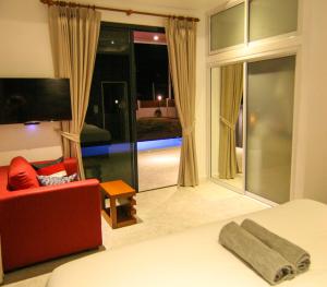 une chambre avec un lit et un salon avec une fenêtre dans l'établissement -20 Off per cent Luxury Mango Villa, à Bophut 