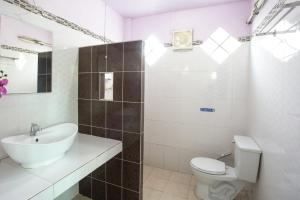 un bagno bianco con lavandino e WC di Greenhouse resort a Buriram Altre 25 foto