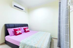 Ένα ή περισσότερα κρεβάτια σε δωμάτιο στο Kampung Guest House