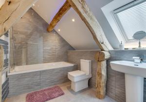 een badkamer met toilet, wastafel en ligbad bij 3 Bed in Bala oc-bow69 in Bala +44 foto's