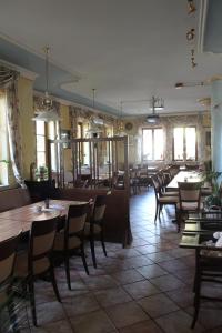 a dining room with tables and chairs and windows at Hotel Krone Kappel in Kappel-Grafenhausen