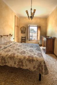 
A bed or beds in a room at Locanda Il Pino
