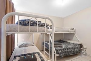 Katil dua tingkat atau katil-katil dua tingkat dalam bilik di Belair Gardens Caravan Park