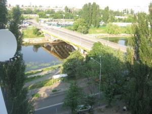 einen Blick über eine Brücke über den Fluss in der Unterkunft Apartment on Livoberezna metro station in Kiew