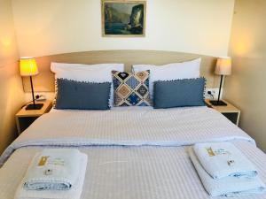 Posteľ alebo postele v izbe v ubytovaní Villa Vravrona Tower & Suites