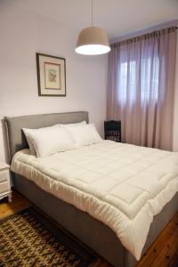 テッサロニキにあるSvolio Welcomeのベッドルーム(大きな白いベッド1台、窓付)