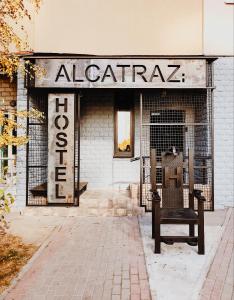 キーウにあるHostel ALCATRAZのアルカトラズの看板のある建物