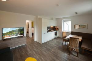 TV a/nebo společenská místnost v ubytování Appartements Marlene