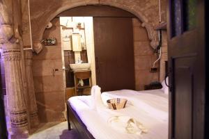 una camera con letto e lavandino di The Thikana Heritage a Jodhpur
