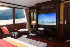 TV/trung tâm giải trí tại L'Azalee Cruise Halong