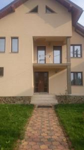uma casa com um passadiço de tijolos em frente em Vila Nature - Rosia Montana em Aktenburg