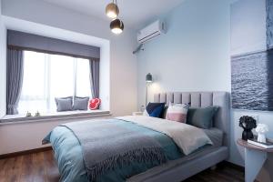 Un pat sau paturi într-o cameră la Chongqing Yubei·Chongqing North Railway Station· Locals Apartment 00171560