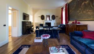 Villa Ortensia في لاليو: غرفة معيشة مع أريكة وطاولة
