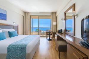 Foto dalla galleria di Golden Bay Beach Hotel a Larnaka