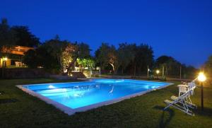 una piscina en un patio por la noche en Maremma Nel Tufo, en Pitigliano