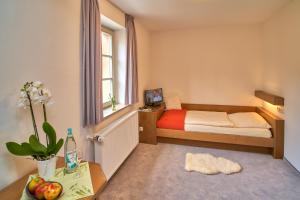 a small room with a bed and a table with fruit at Ev.Familienferien-und Bildungsstätte Ebernburg in Bad Münster am Stein-Ebernburg