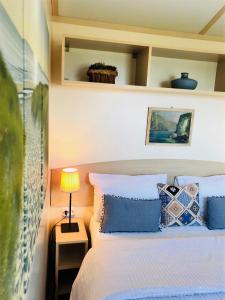 Posteľ alebo postele v izbe v ubytovaní Villa Vravrona Tower & Suites