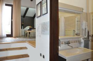 Koupelna v ubytování Hotel Simpo Pržar + 16 fotografií