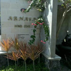 una señal para la entrada a una estancia en casa en Arnaya Homestay en Kuta