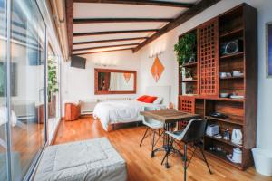 セビリアにあるTerraza Tailandiaのベッドルーム1室(ベッド1台、テーブル、椅子付)