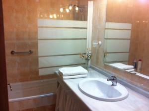 A bathroom at Milenium Palace - Garaje incluido -Piscina