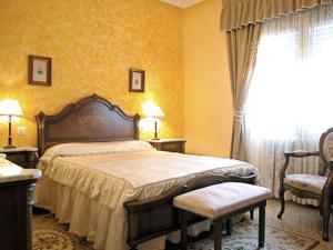 a bedroom with a large bed and a window at Casa Rural Sancho el Fuerte in Valtierra +29 photos