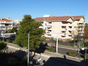 モンテシルヴァーノ・マリーナにあるSolemareの建物と街灯のある街道