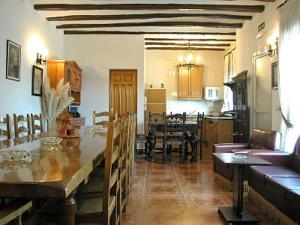 ein Wohnzimmer mit einem Tisch und einem Esszimmer in der Unterkunft Casa Rural Sancho el Fuerte in Valtierra