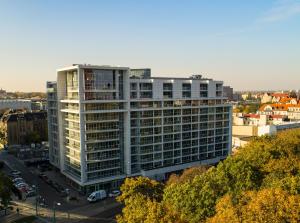 wysoki biały biurowiec w mieście w obiekcie Poznań Apartments Towarowa w Poznaniu