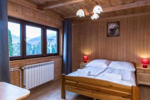 Posteľ alebo postele v izbe v ubytovaní udanypobyt Apartamenty Przy Lesie 2
