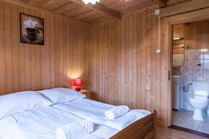 Posteľ alebo postele v izbe v ubytovaní udanypobyt Apartamenty Przy Lesie 2