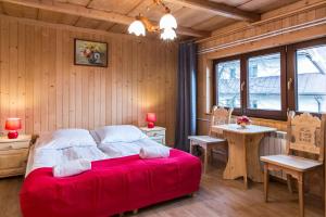 Posteľ alebo postele v izbe v ubytovaní udanypobyt Apartamenty Przy Lesie 2