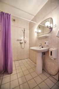A bathroom at Villa Johanna Guesthouse