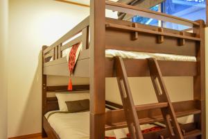Letto o letti a castello in una camera di Mojo Lodge Hakuba