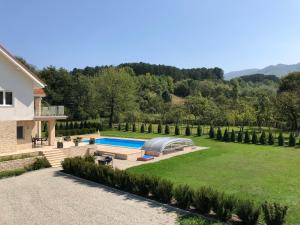 a villa with a swimming pool in a yard at Villa Bergzicht in Vulcan