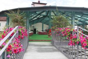 A garden outside Hotel Mazzoleni
